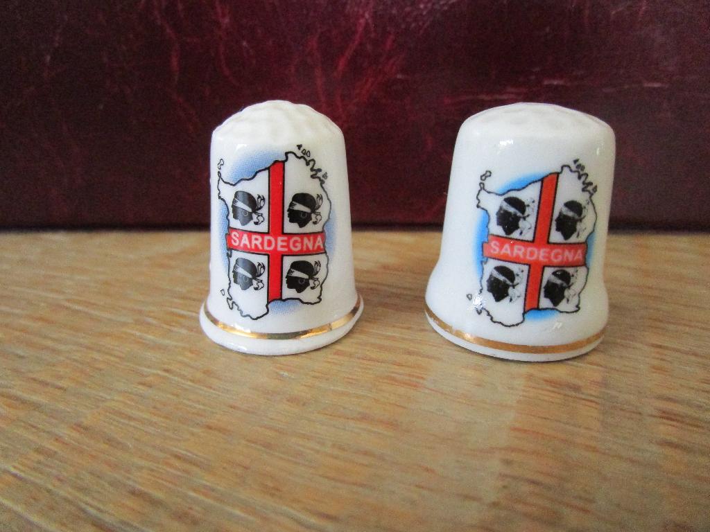 2 vingerhoedjes Sardinië, Verzamelen, Vingerhoedjes, Ophalen of Verzenden, Nieuw, Porselein