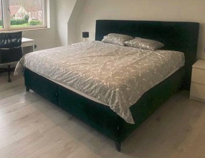 Kingsize Bed UNIK + Matras VILDAR ROYAL Extra Firm, Huis en Inrichting, Slaapkamer | Bedden, Ophalen, 210 cm, Modern - metaal onderstel met groen suède bedekking
