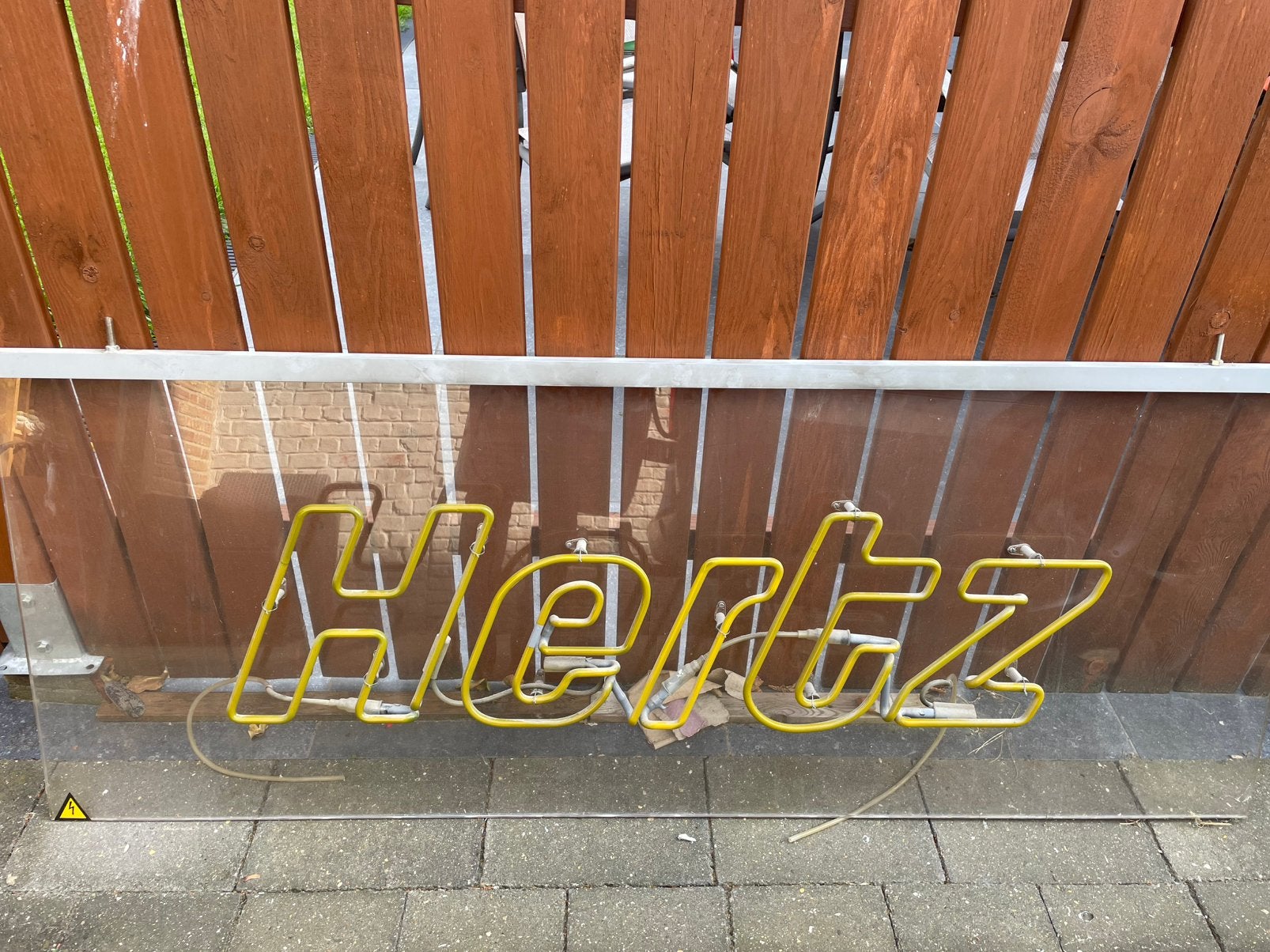 Neon reclamepaneel, Ophalen