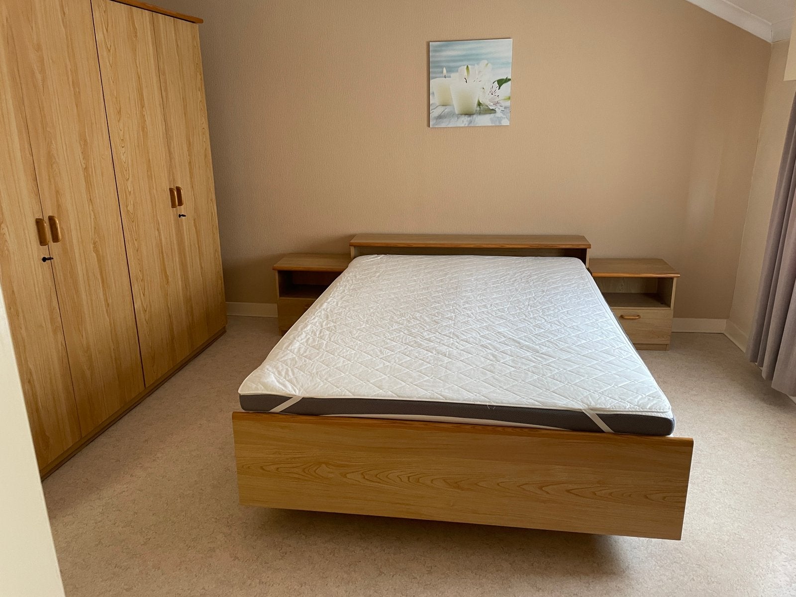 Mooie houtkleurige slaapkamer in Bree, Ophalen, Zo goed als nieuw