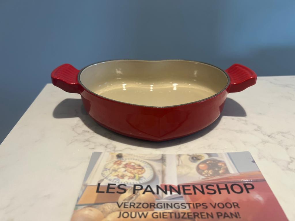 Le Creuset hartjes schaaltje, 20 cm kersenrood, Gietijzer, Ophalen of Verzenden, Zo goed als nieuw, Keramische plaat