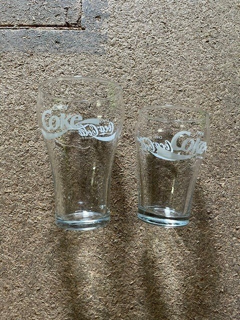 2 oude cola glazen, Verzamelen, Glas en Drinkglazen, Ophalen, Zo goed als nieuw, Frisdrankglas