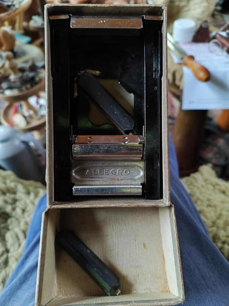 Allegro Gillette mesjes slijper!, Ophalen