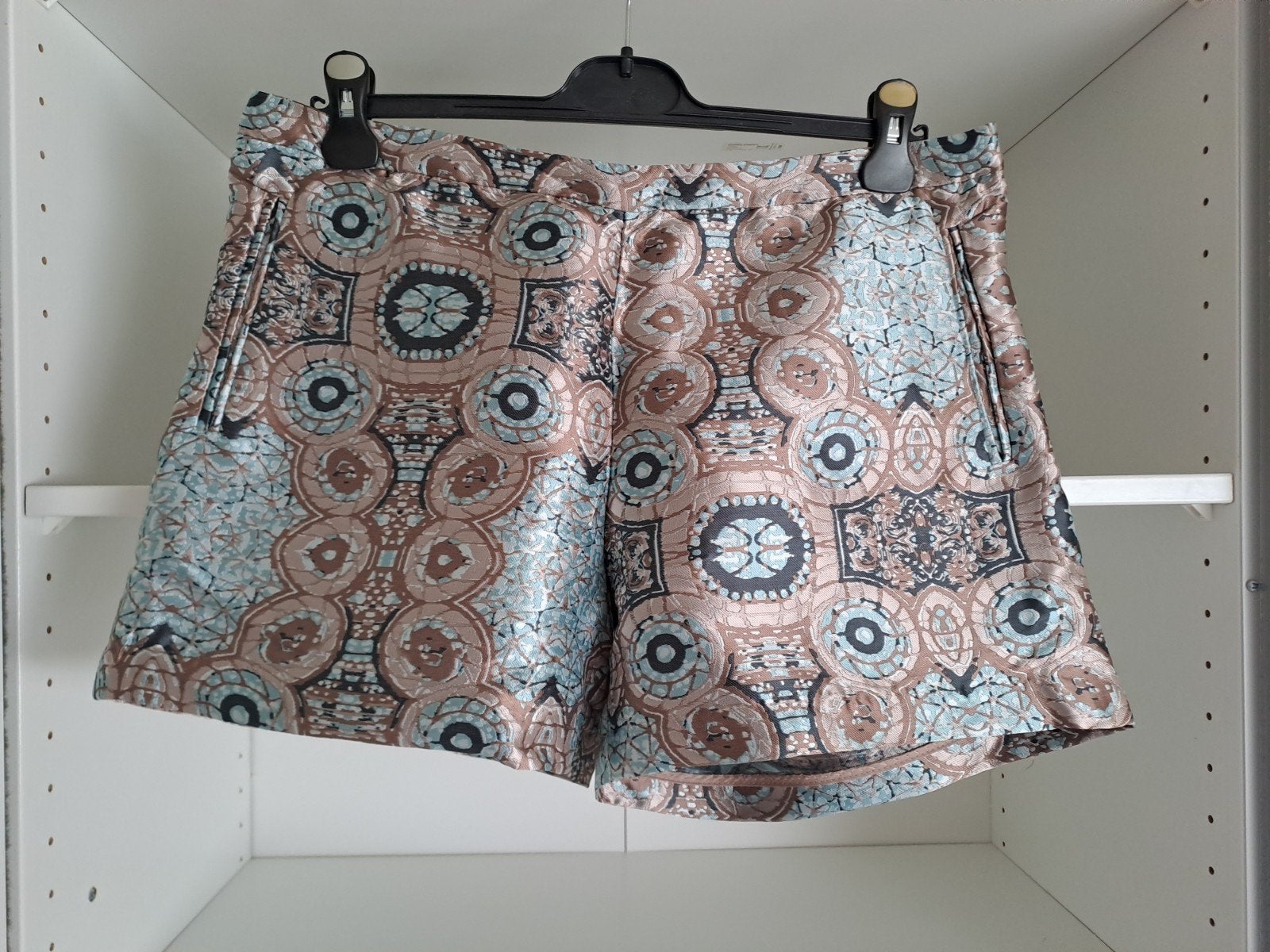 t 42 Short avec dessins beiges et bleus, Taille 42/44 (L), H&M, Enlèvement ou Envoi, Beige