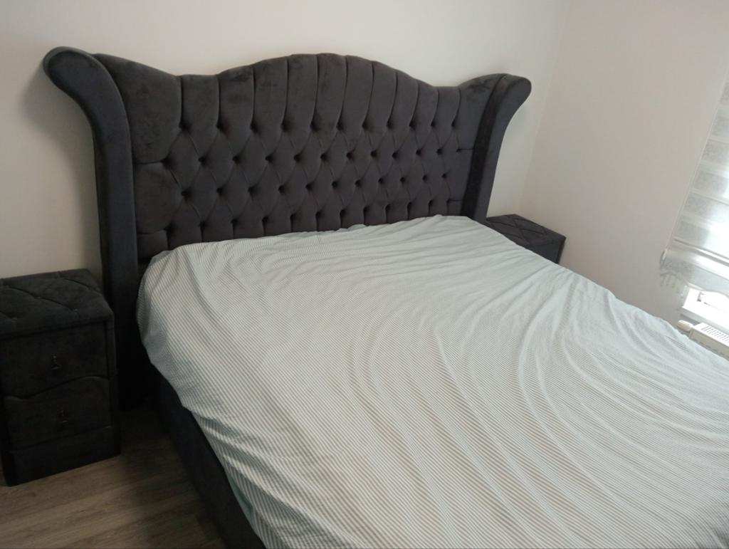 Bed met matras en twee nachtkastjes, Ophalen