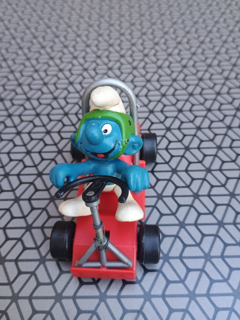Superschtroumpf  dans son Go-Cart 4.0218, Collections, Enlèvement ou Envoi, Utilisé, Autres Schtroumpfs, Poupée, Figurine ou Peluche