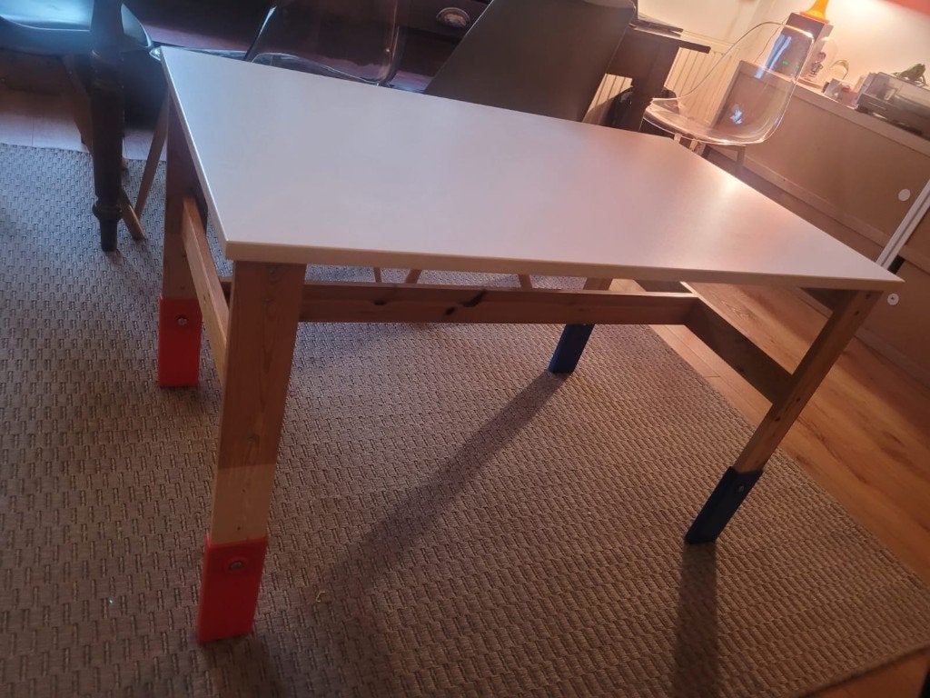 Table réglable IKEA SANSAD et deux chaises, Enfants & Bébés, Chambre d'enfant | Tables & Chaises, Enlèvement, Comme neuf, Table(s) et Chaise(s)
