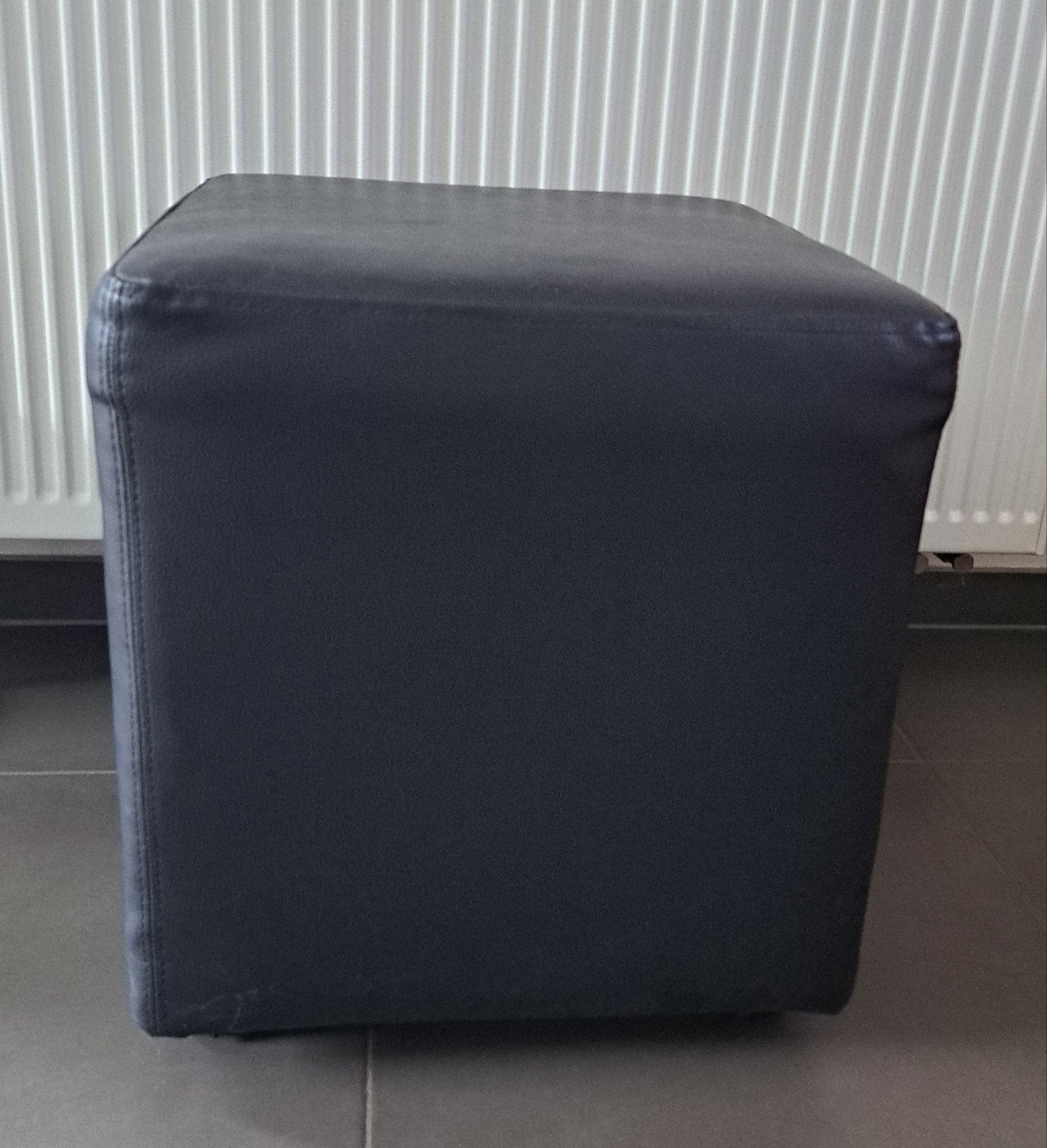 pouf noir  cuir sur roulettes, Enlèvement, Moins de 50 cm, Cuir, Moins de 50 cm