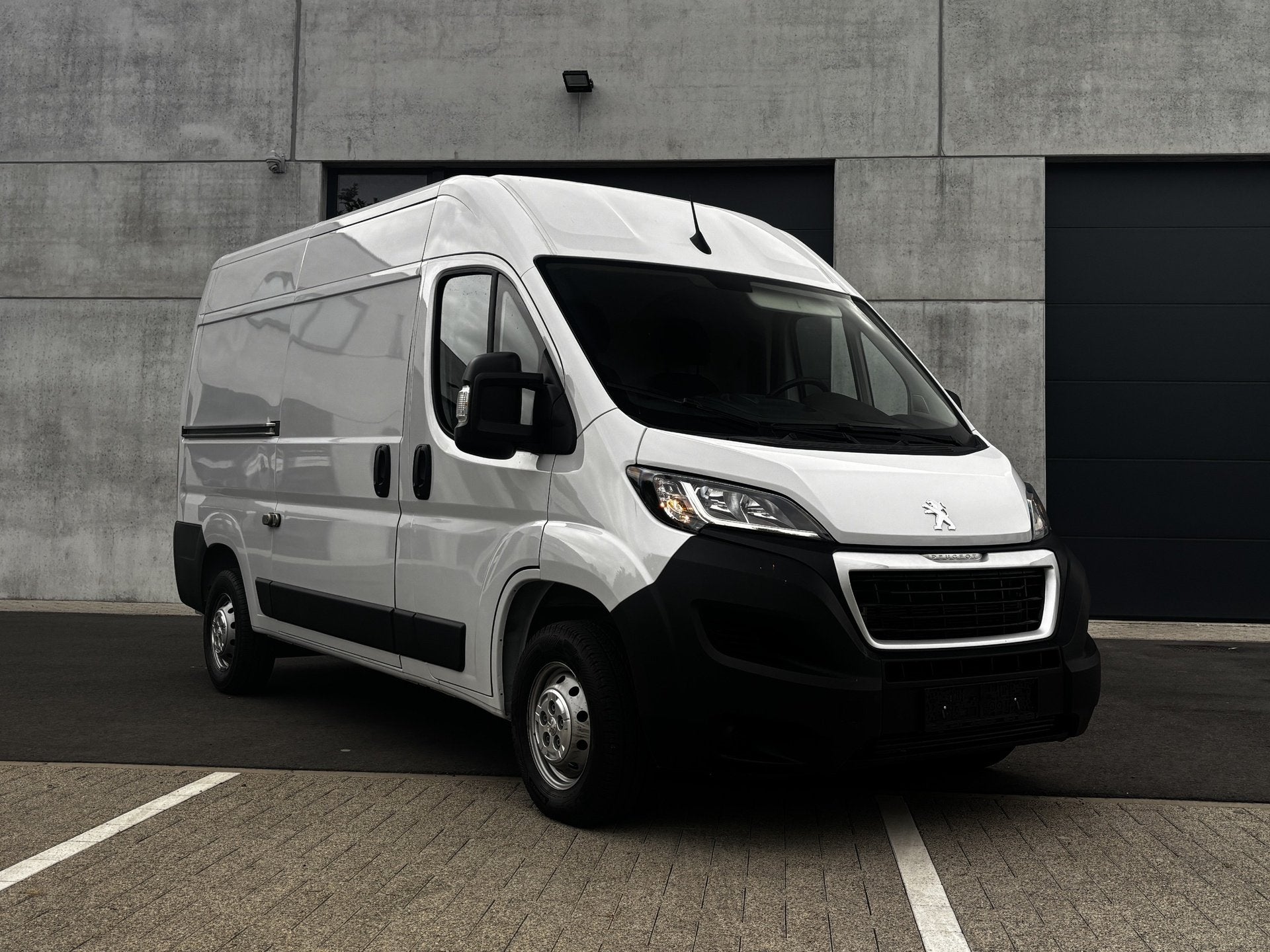 Peugeot Boxer 333 2.2 BlueHDi L2H2 3,3t S&S (EU6d), Voorwielaandrijving, 4 deurs, Stof, Gebruikt