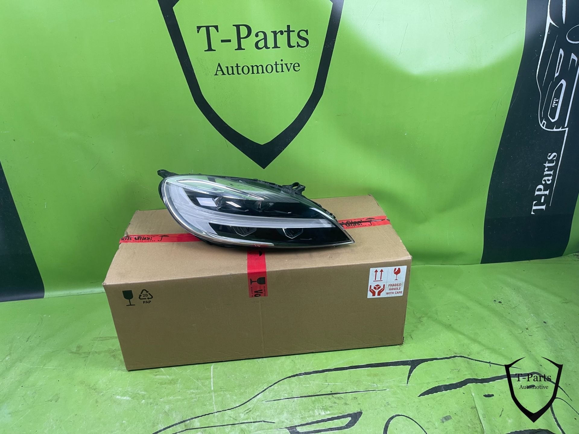 volvo V40 rechts koplamp 32228484, Auto-onderdelen, Gebruikt, Gunnar Engellaus vag 8
405 31  Gothenburg, SE, Info@volvocars.com