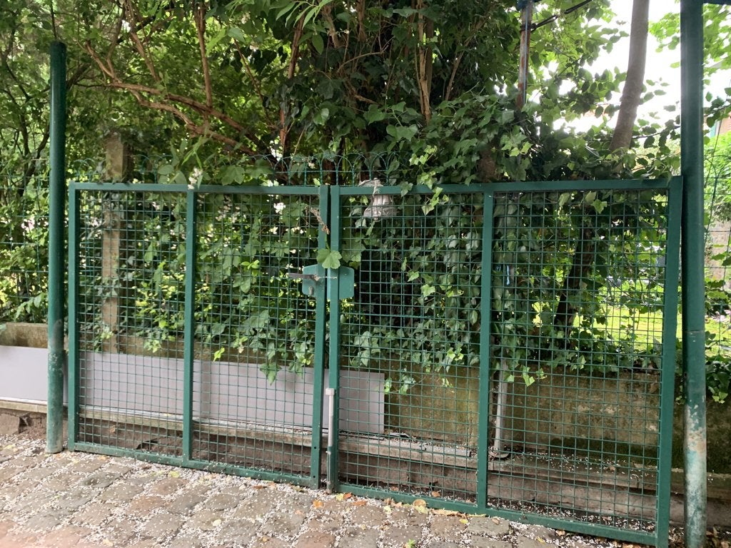metalen poort, Ophalen, Zo goed als nieuw, IJzer, Dubbelstaafmat hekwerk