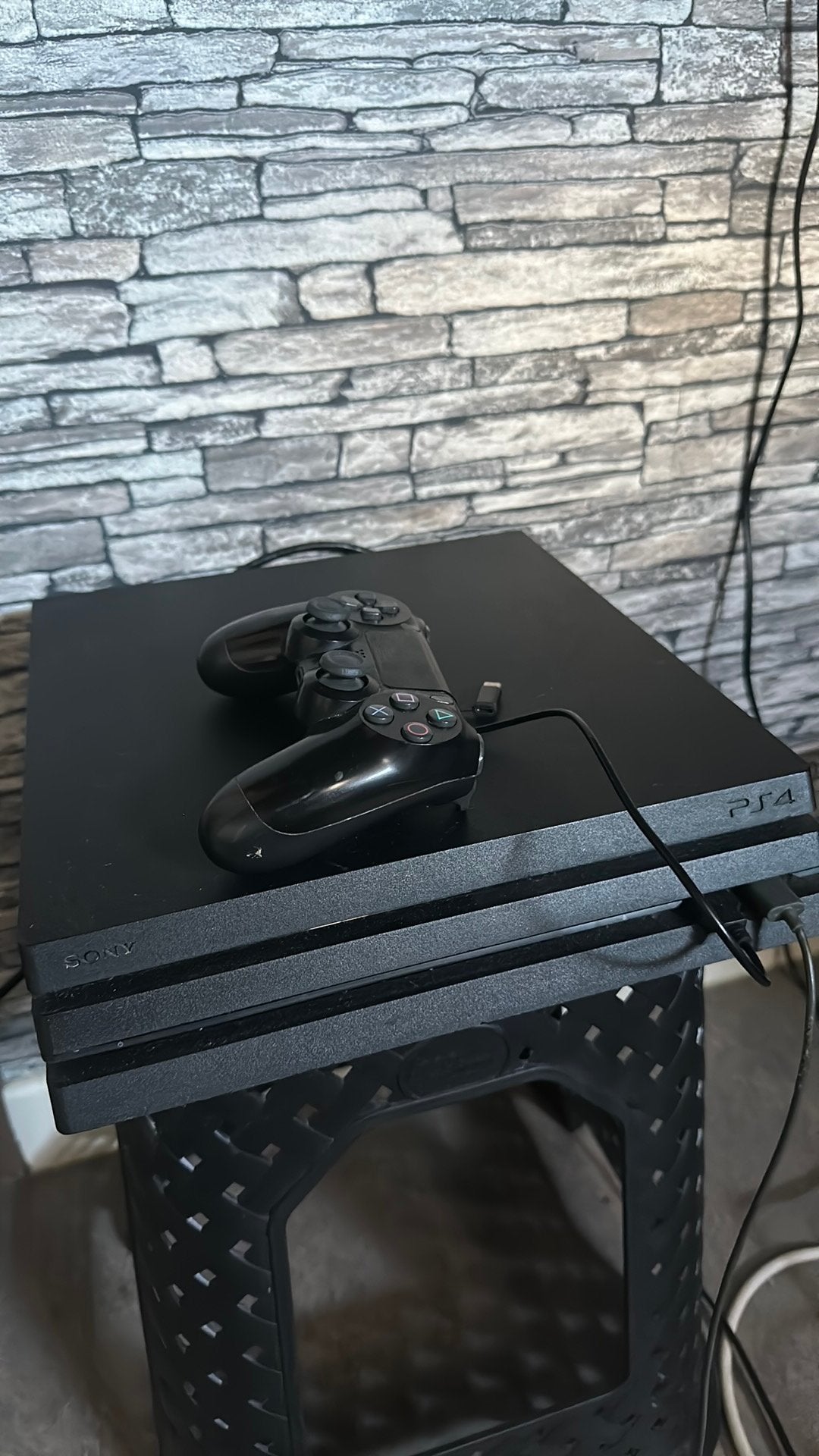 Ps 4 pro en ps4 slim met 2 controles, Ophalen, Zo goed als nieuw