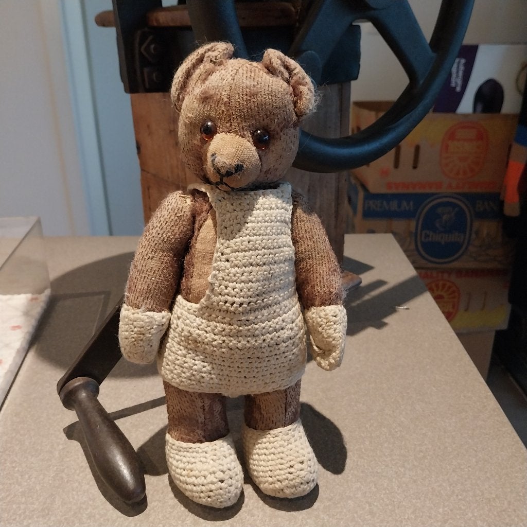 Vintage antieke teddybeer met gehaakte jumpsuit, Gebruikt, Handgemaakt, Beer, Ophalen of Verzenden