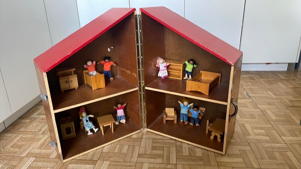 Poppenhuis met meubels en popjes, Kinderen en Baby's, Ophalen, Zo goed als nieuw, Poppenhuis