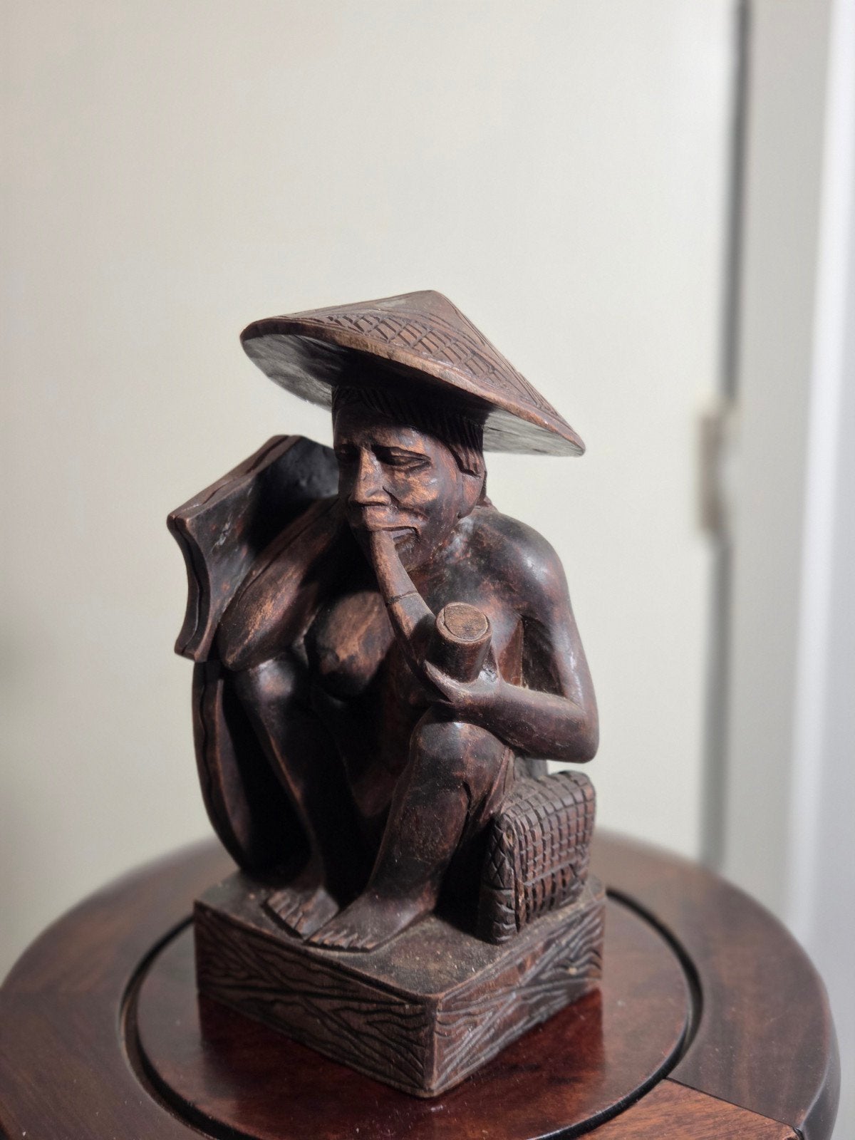 Houten beeld met pijp en schild, vermoedelijk Filipijns, Ophalen of Verzenden, Beeld