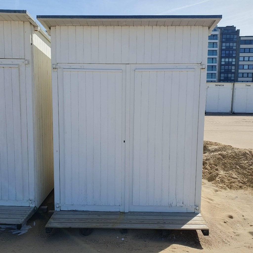 Strandcabine met zinken dak