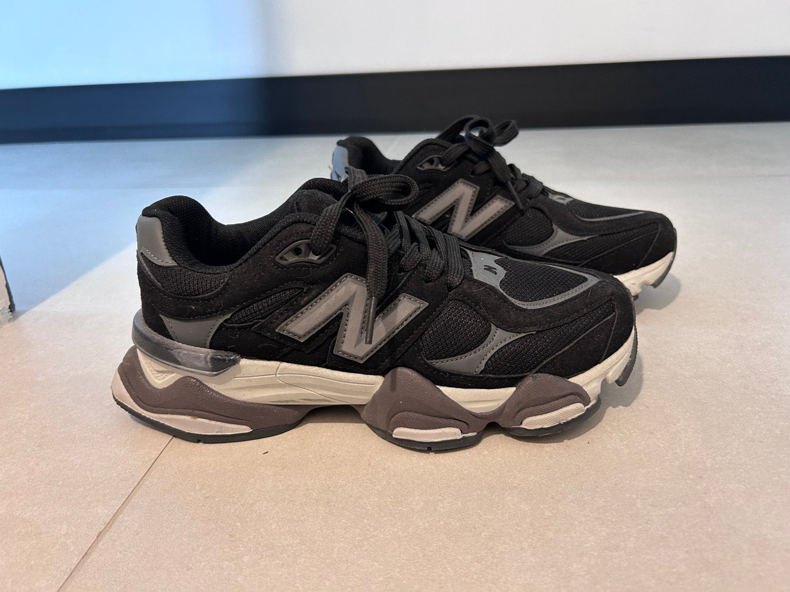 New Balance 9060 en coloris noir et gris, Vêtements | Hommes, Chaussures, Enlèvement, Comme neuf, Noir