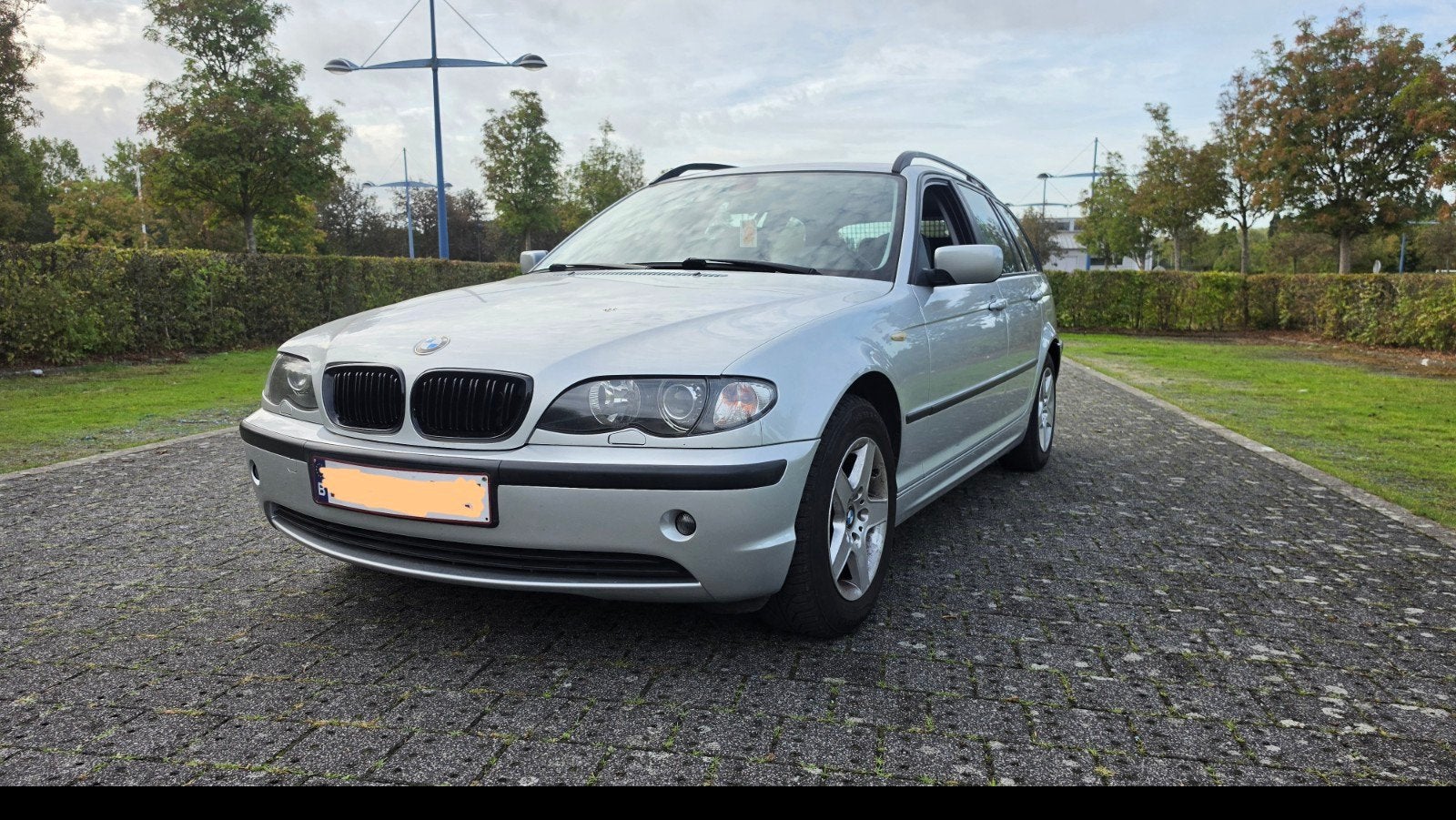 BMW 318i met slechts 124.000km, Autos, Argent ou Gris, Achat, Noir, 5 portes