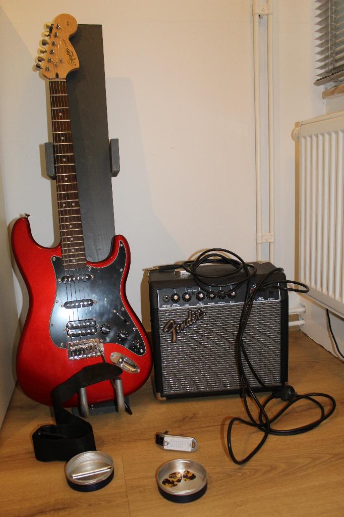 Fender beginners gitaar met luidspreker, Muziek en Instrumenten, Snaarinstrumenten | Gitaren | Elektrisch, Ophalen, Fender, Met versterker