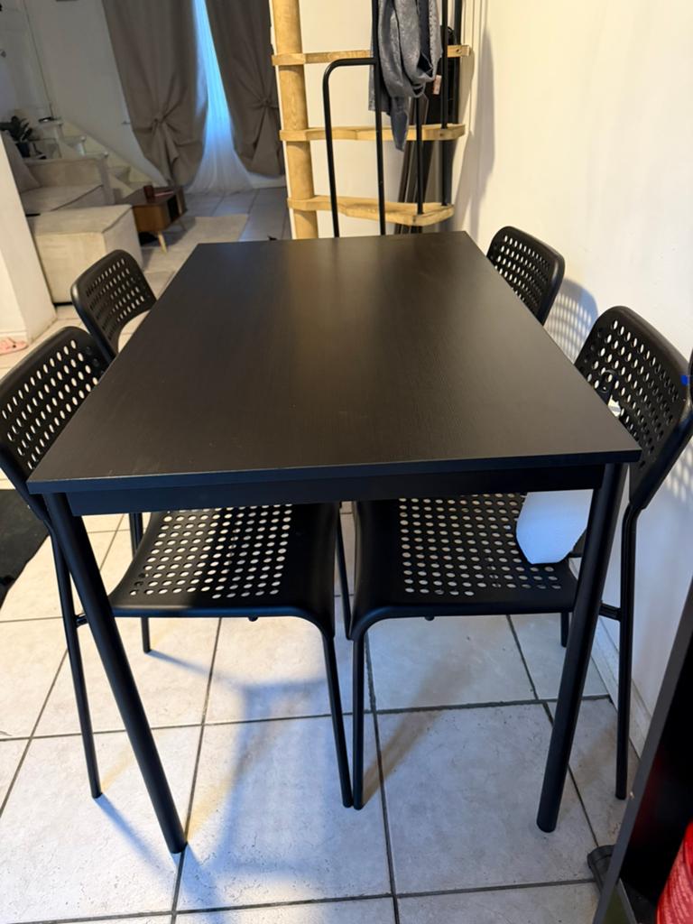 Table à manger noire IKEA + 6 chaises – Comme neuve (2 mois), Huis en Inrichting, Stoelen, Zo goed als nieuw, Ophalen of Verzenden