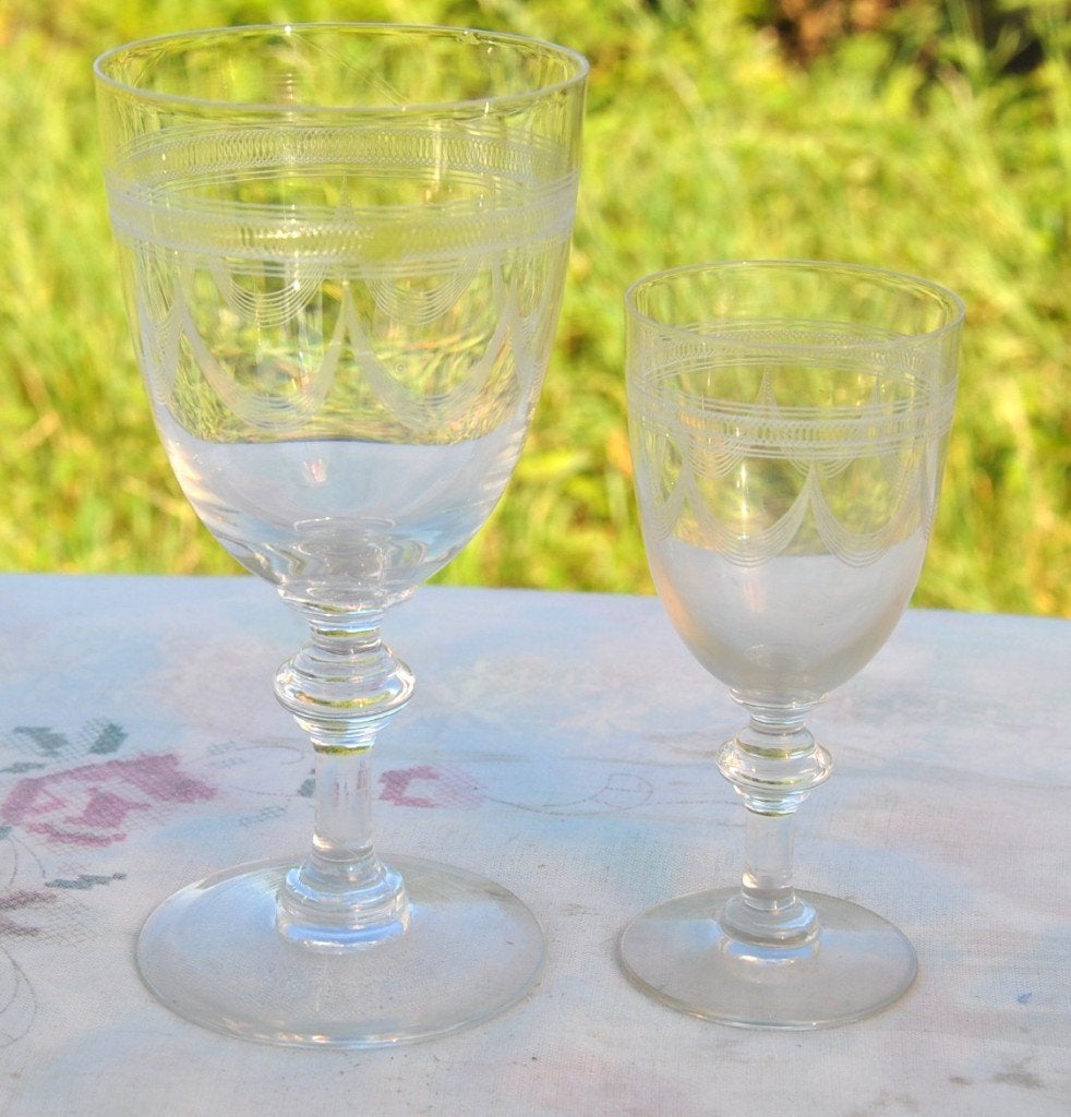 2 verres de 15 et 11,5 cm taillé a la roue motif drapage, Enlèvement ou Envoi