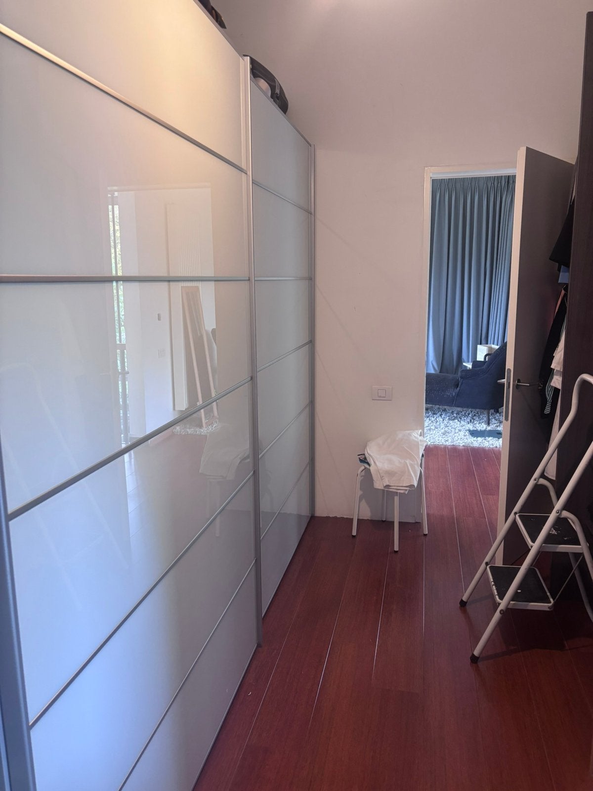 Grote dressing of kleding kast met melkwitte schuifdeuren, Huis en Inrichting, Ophalen, Met deur(en), Gebruikt, 200 cm of meer