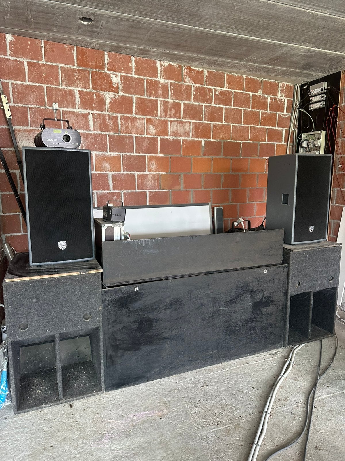 Installation auto-construite.Également disponible séparément, Enlèvement, Utilisé, Platine, Behringer