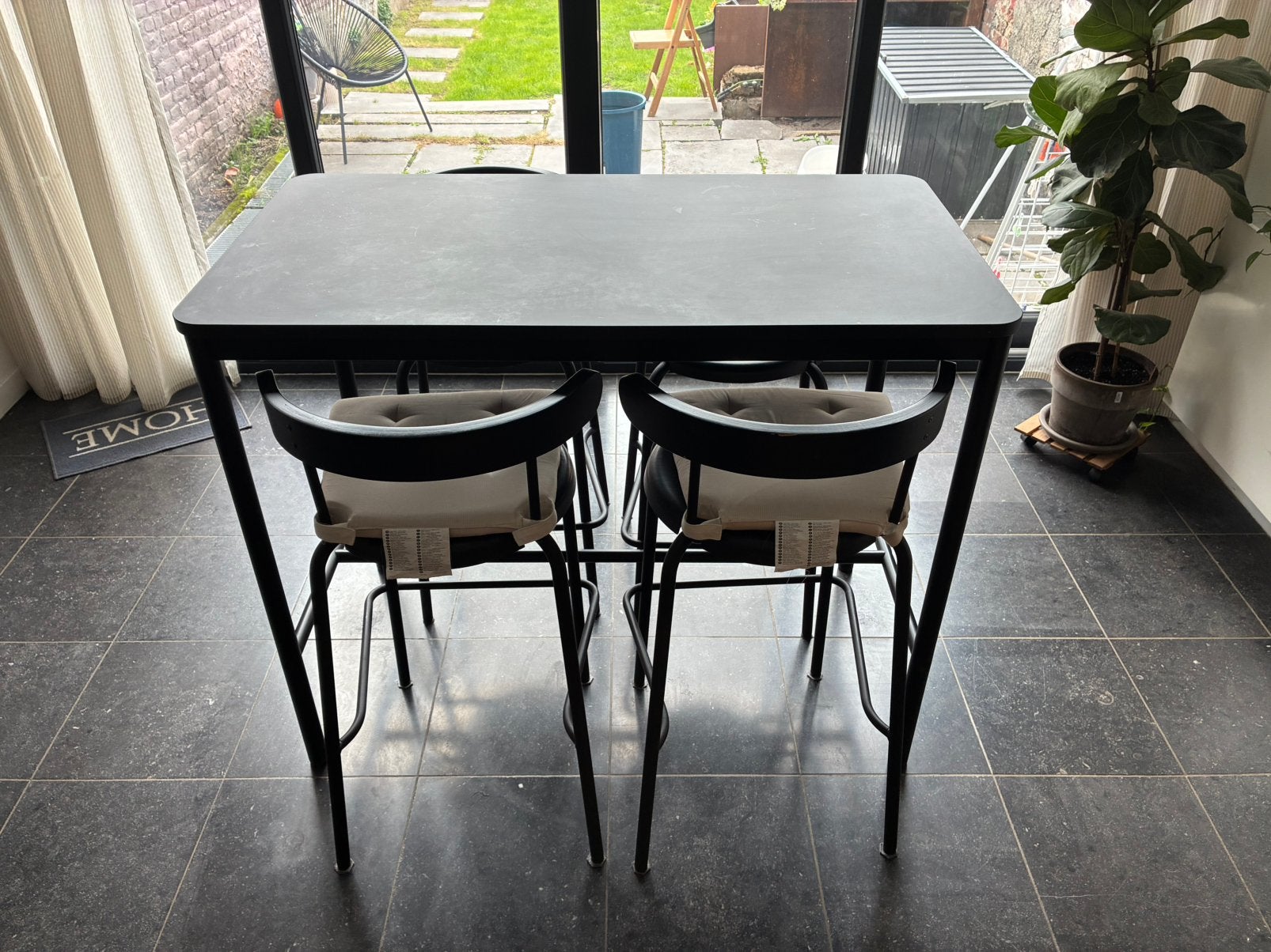 Table haute à manger Ikea avec 4 chaises (noir mat), 100 à 150 cm, Quatre personnes, Autres essences de bois, Modern/industrial