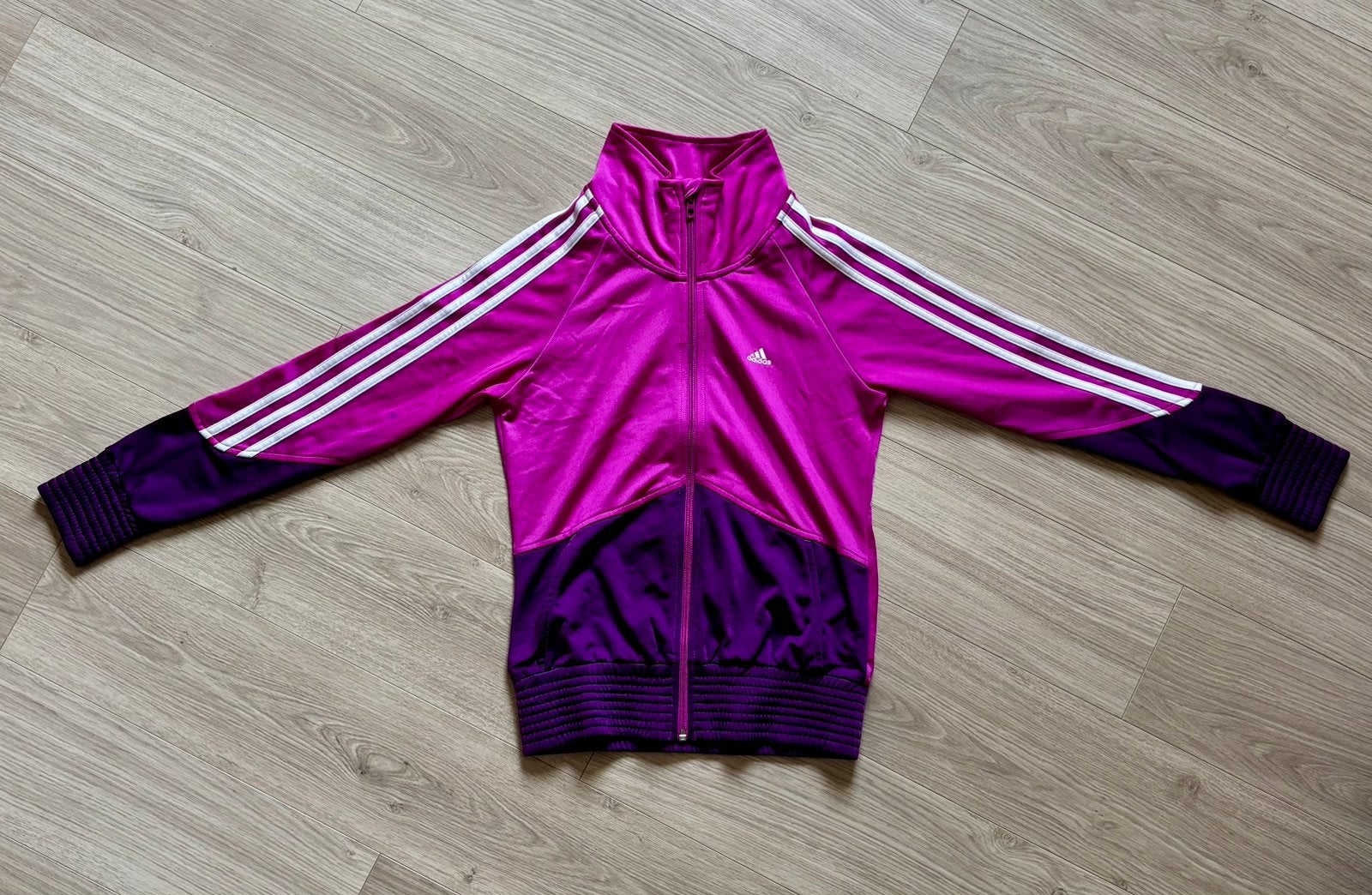 Sportieve fushia vest van Adidas maat 158, Enlèvement ou Envoi, Utilisé, Fille, Pull ou Veste