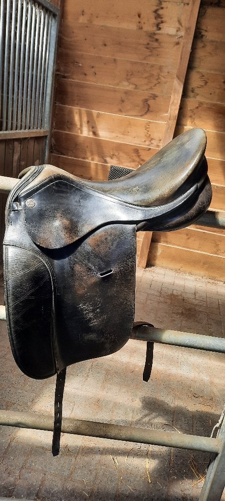 KN dressuurzadel Symphonie 18 inch, Dieren en Toebehoren, Paarden en Pony's | Zadels, Gebruikt, Dressuur, Ophalen of Verzenden
