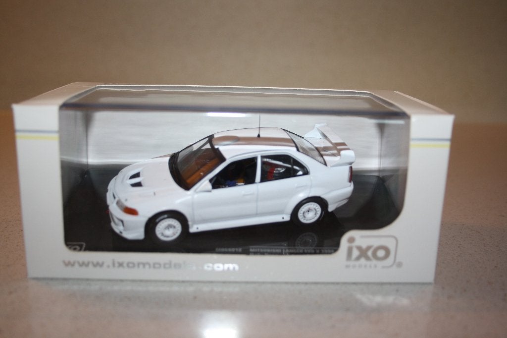 1:43 IXO Mitsubishi Lancer EVO V 1998 rally spec white., Enlèvement ou Envoi, Neuf, Voiture
