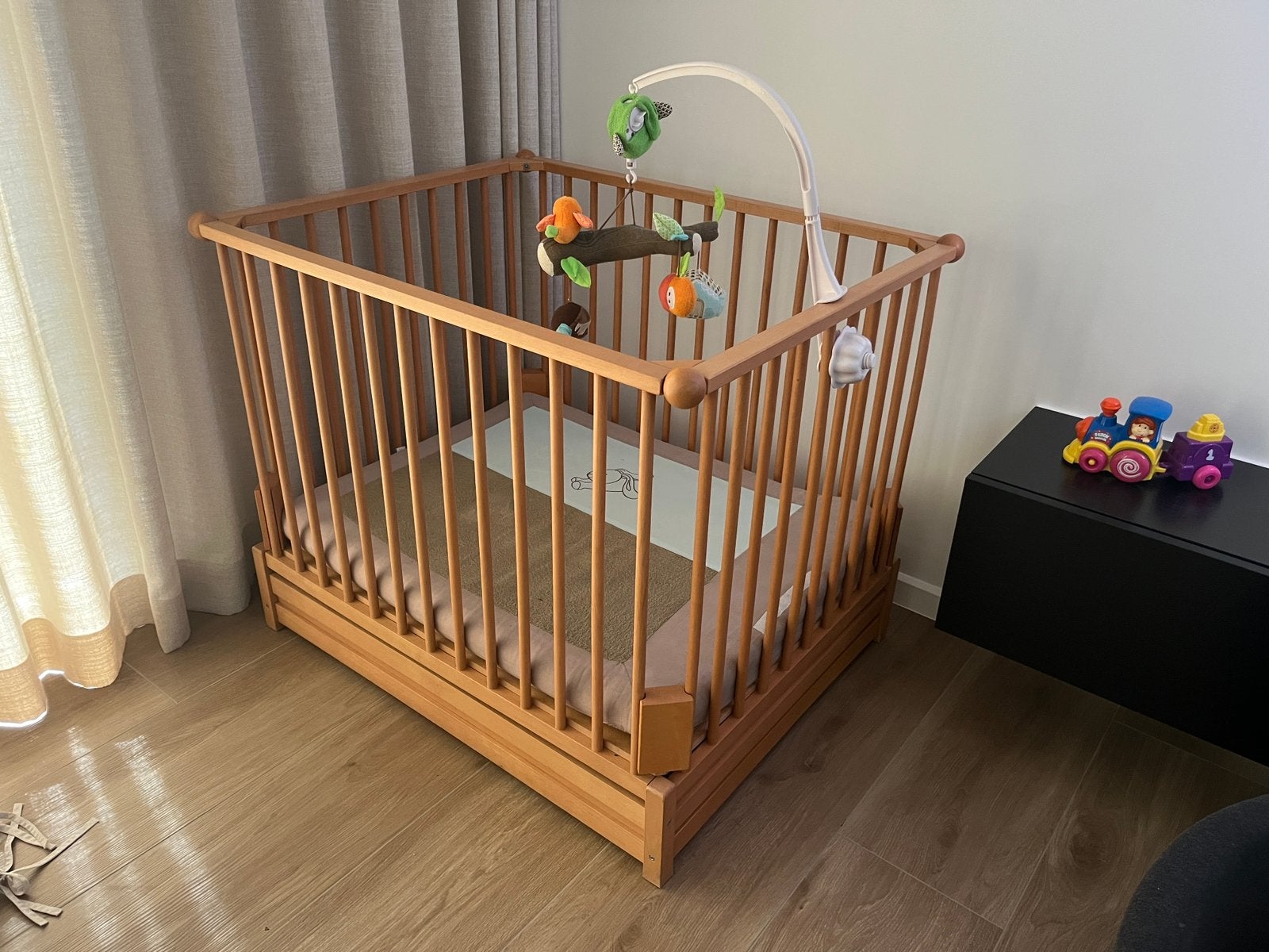 Baby park+mobiel +matras + 2matras beschermers + baby randen, Ophalen, Zo goed als nieuw