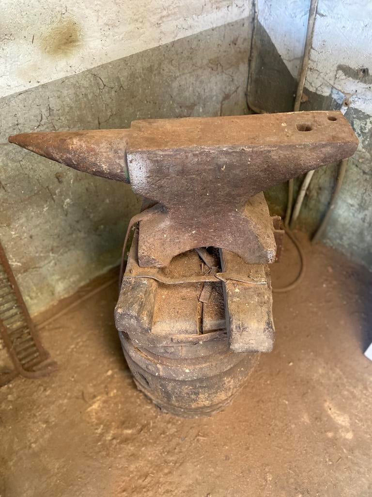 Enclume et pinces de forge, Enlèvement