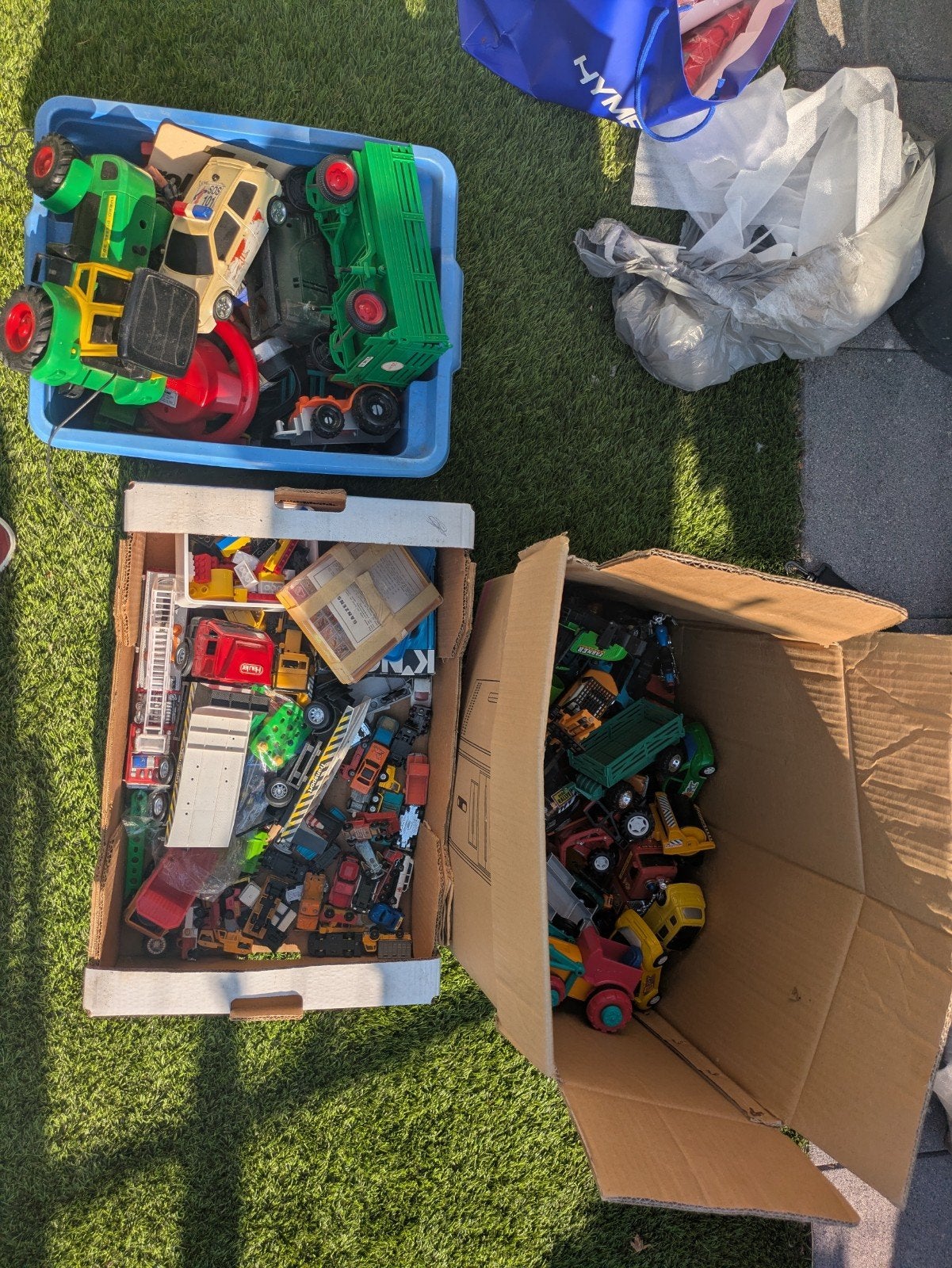 3 dozen vol met speelgoed - tractoren - autootjes etc, Ophalen
