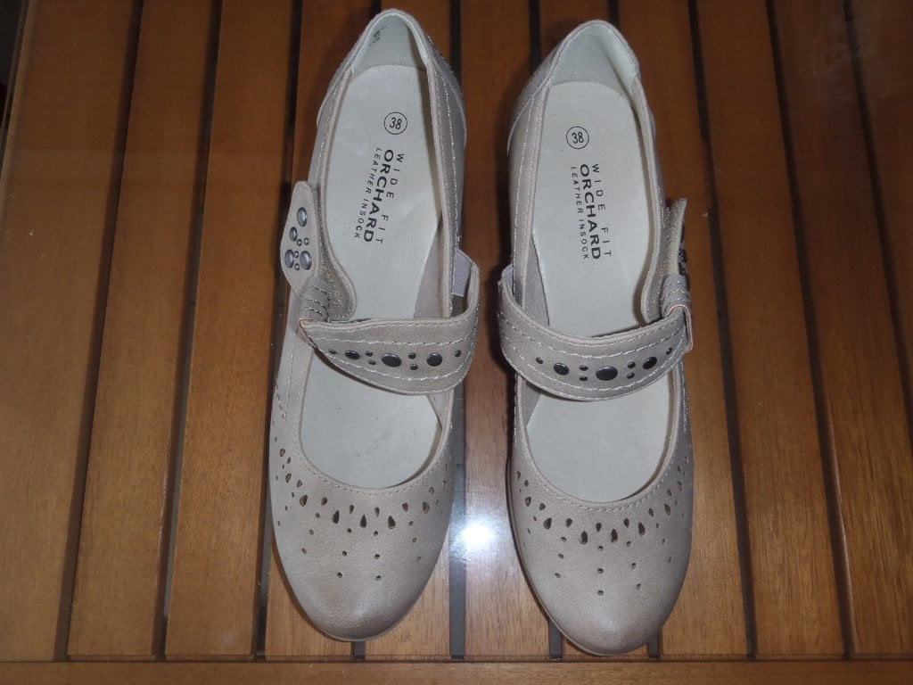 1 paire de chaussures beige pointure 38, Vêtements | Femmes, Chaussures, Neuf, Enlèvement ou Envoi, Beige, Chaussures à haut talons