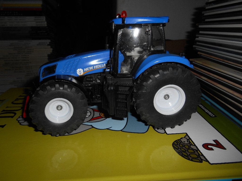 SIKU 1/32 New Holland T8, Hobby en Vrije tijd, Ophalen of Verzenden, SIKU