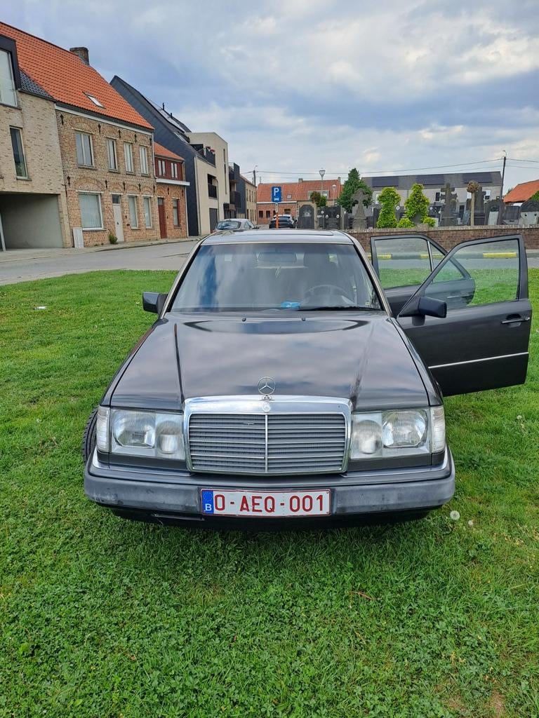 Mercedes w124 ,200D, Auto's, Mercedes-Benz, 4 deurs, Zwart, 4 cilinders, Zwart