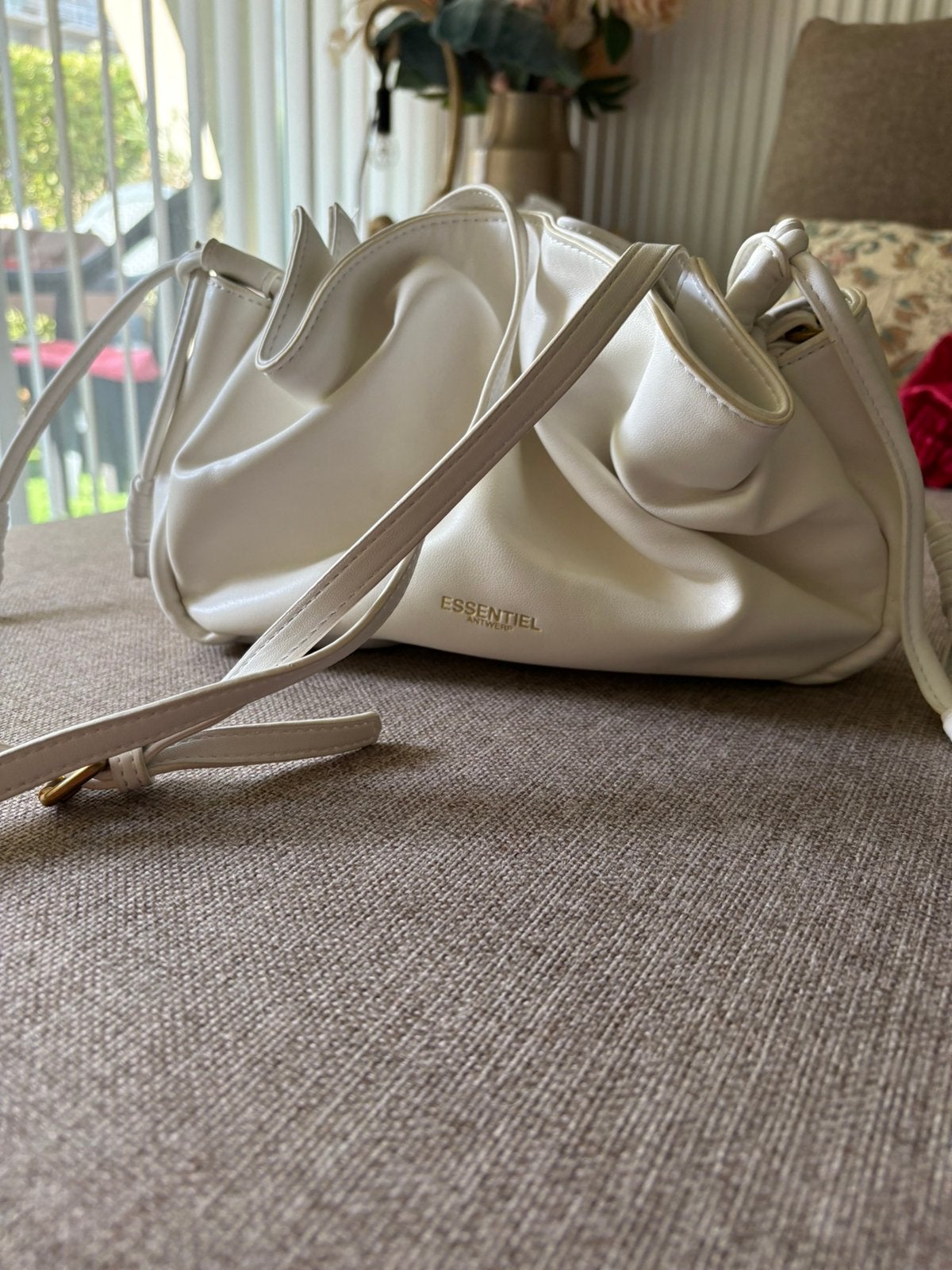 Witte Essentiel crossbody handtas, Ophalen of Verzenden, Zo goed als nieuw, Handtas