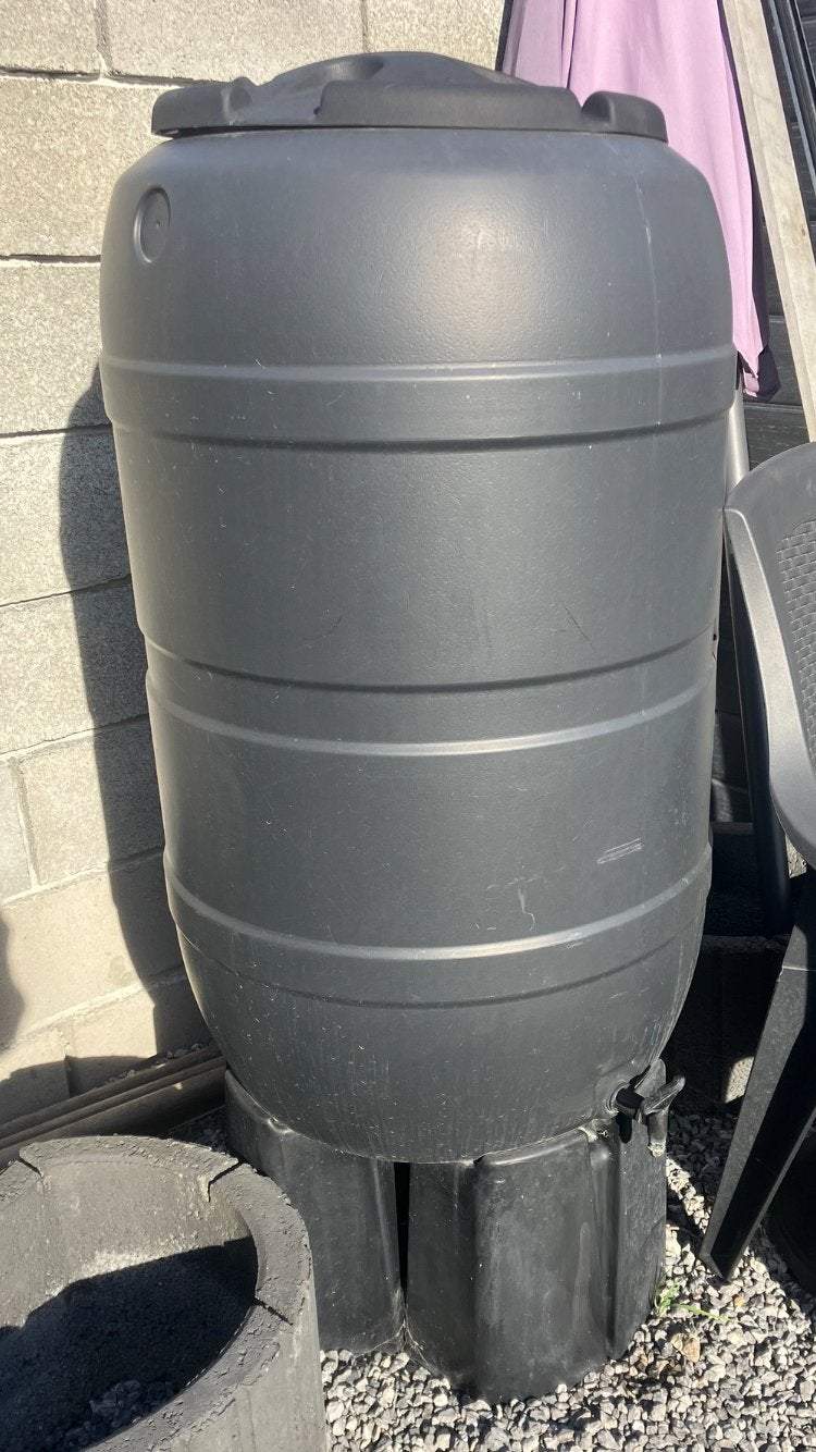 RÉCUPÉRATEUR D EAU DE PLUIE (200 LITRES) + PIED, Ophalen, Zo goed als nieuw
