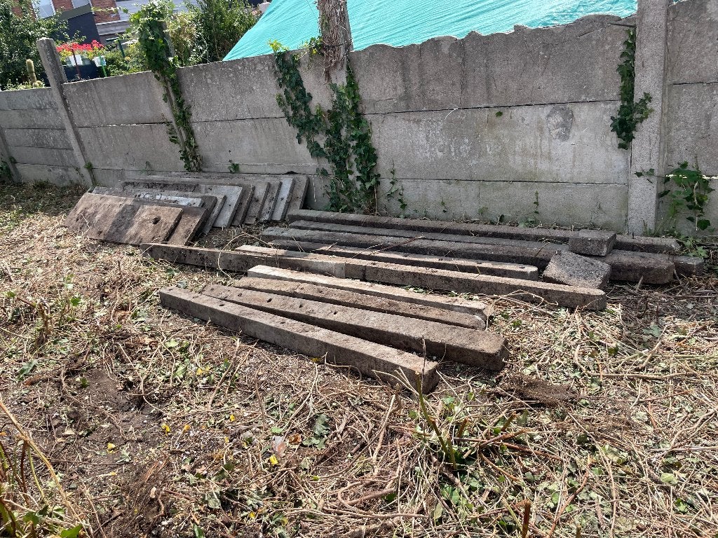 poteaux de jardin et dalles de béton, Enlèvement, Poteaux