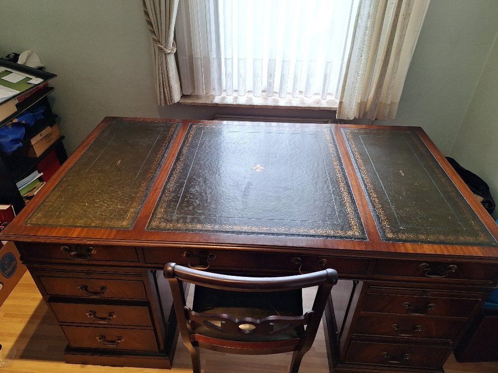 Engels bureau klassiek, Ophalen