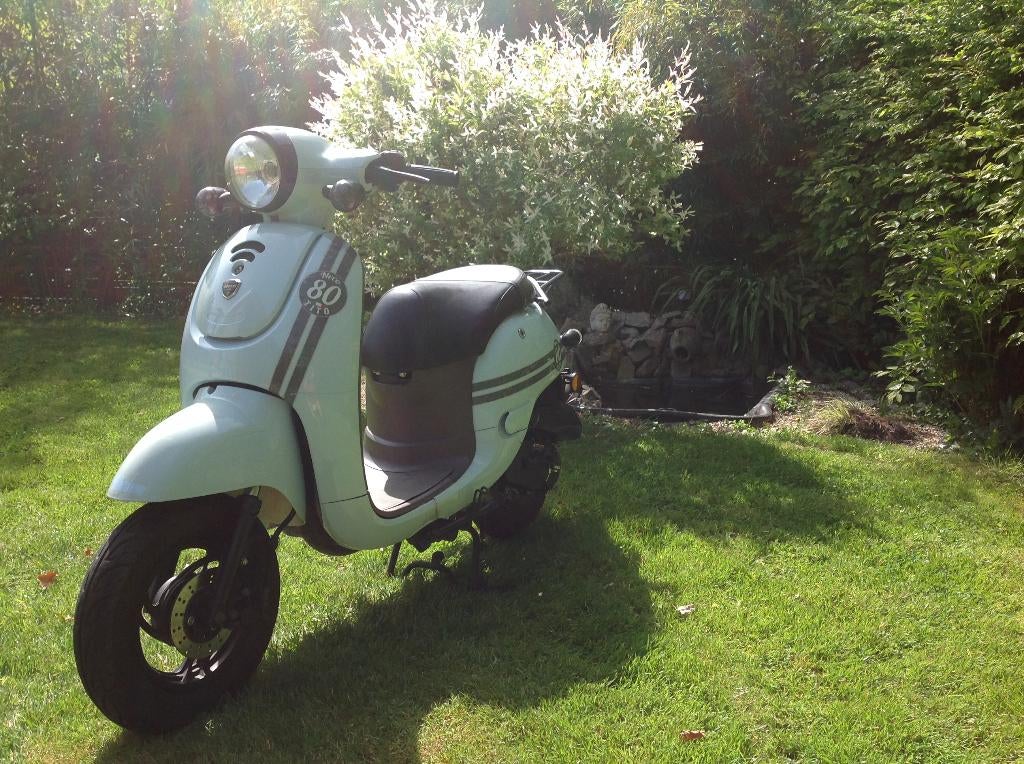 Scooter Neco Tito 50cc classe A 2016 3927 km, Fietsen en Brommers, Ophalen, Neco, Klasse A (25 km/u), Zo goed als nieuw