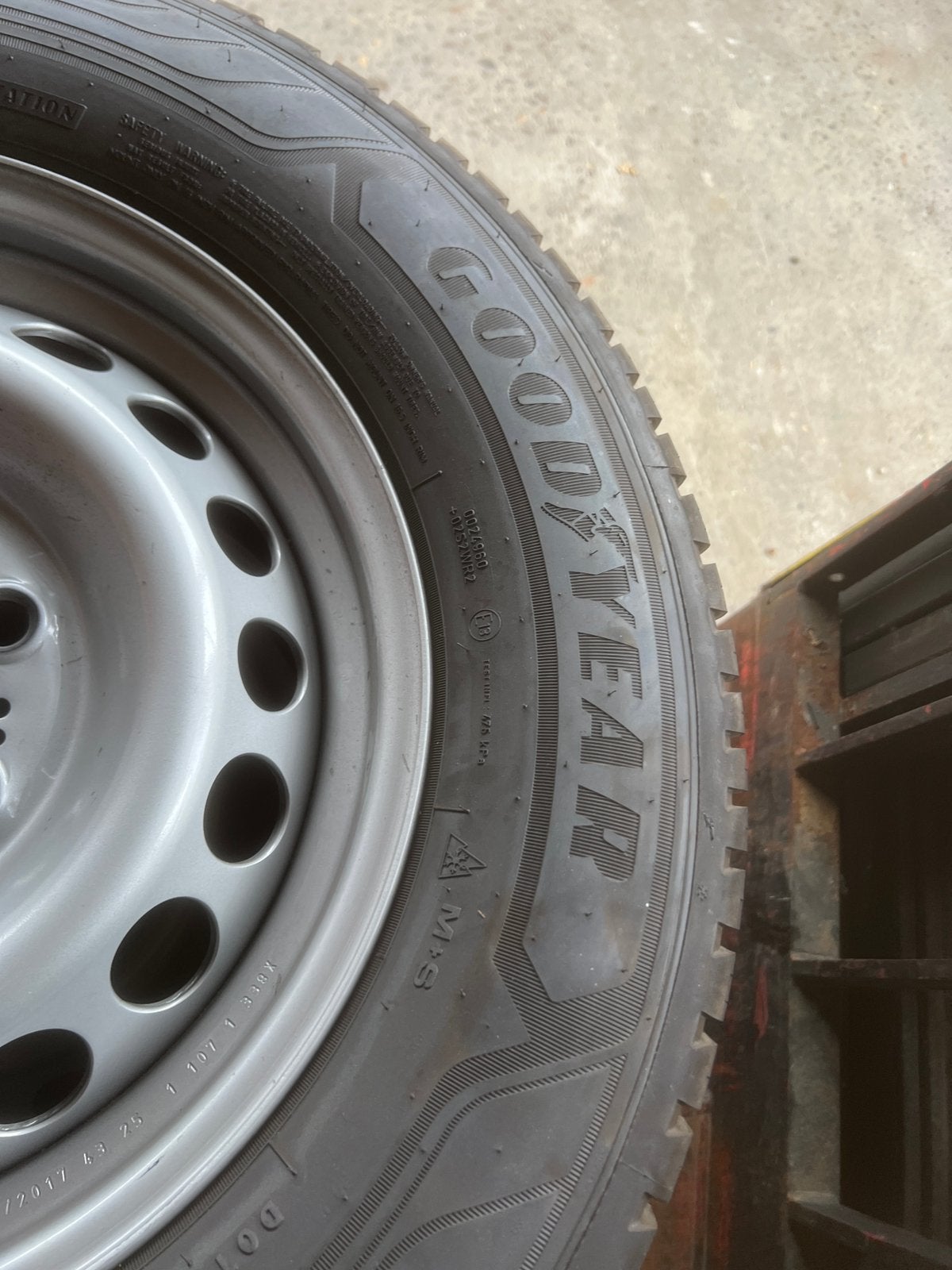 4 nieuwe Mercedes Sprinter GOODYEAR 4seasons 235/65R16c, Auto-onderdelen, Banden en Velgen, Ophalen of Verzenden