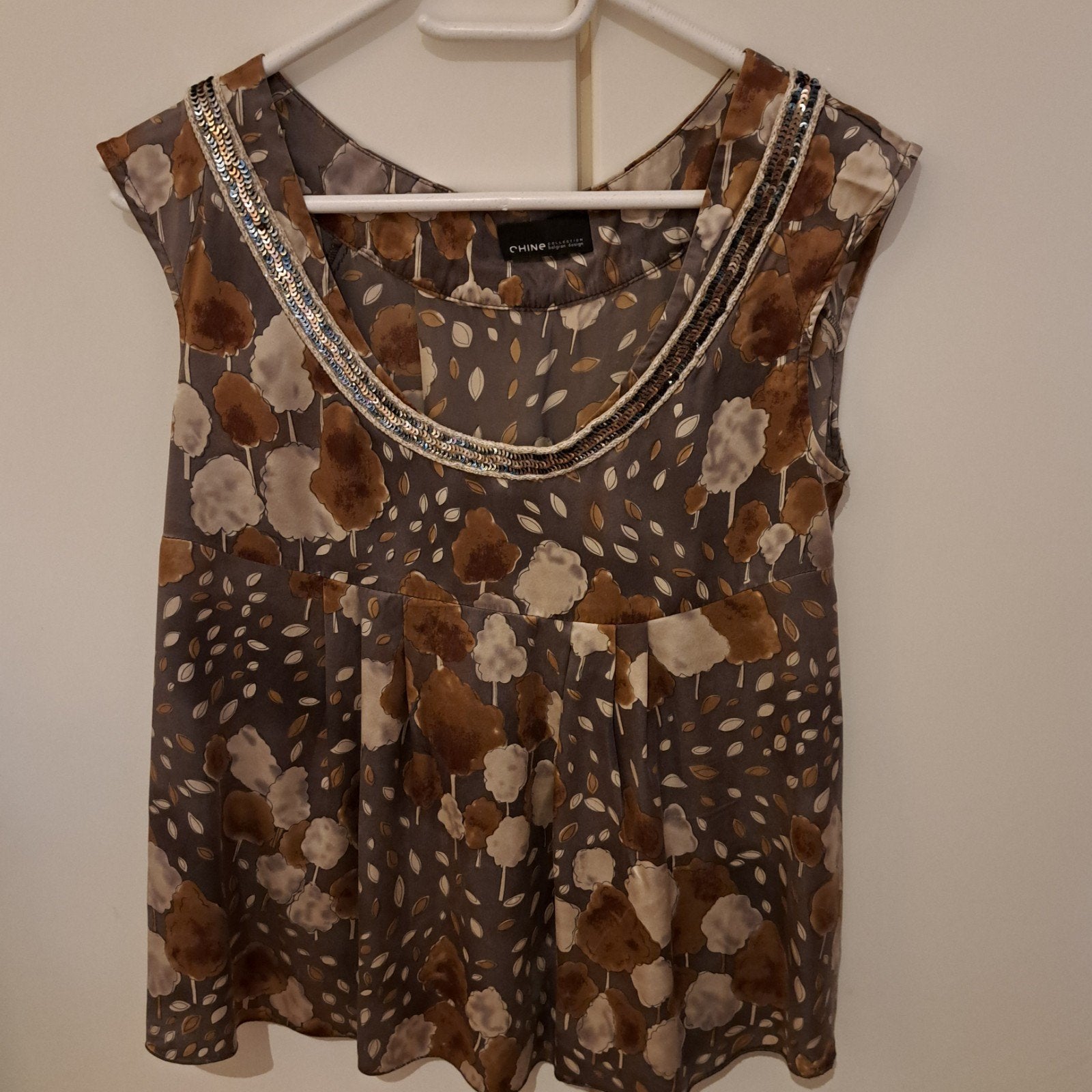 Chine 100% zijden bloese met paillettenhals Nieuwstaat, Kleding | Dames, Chine, Ophalen of Verzenden, Nieuw, Maat 38/40 (M)