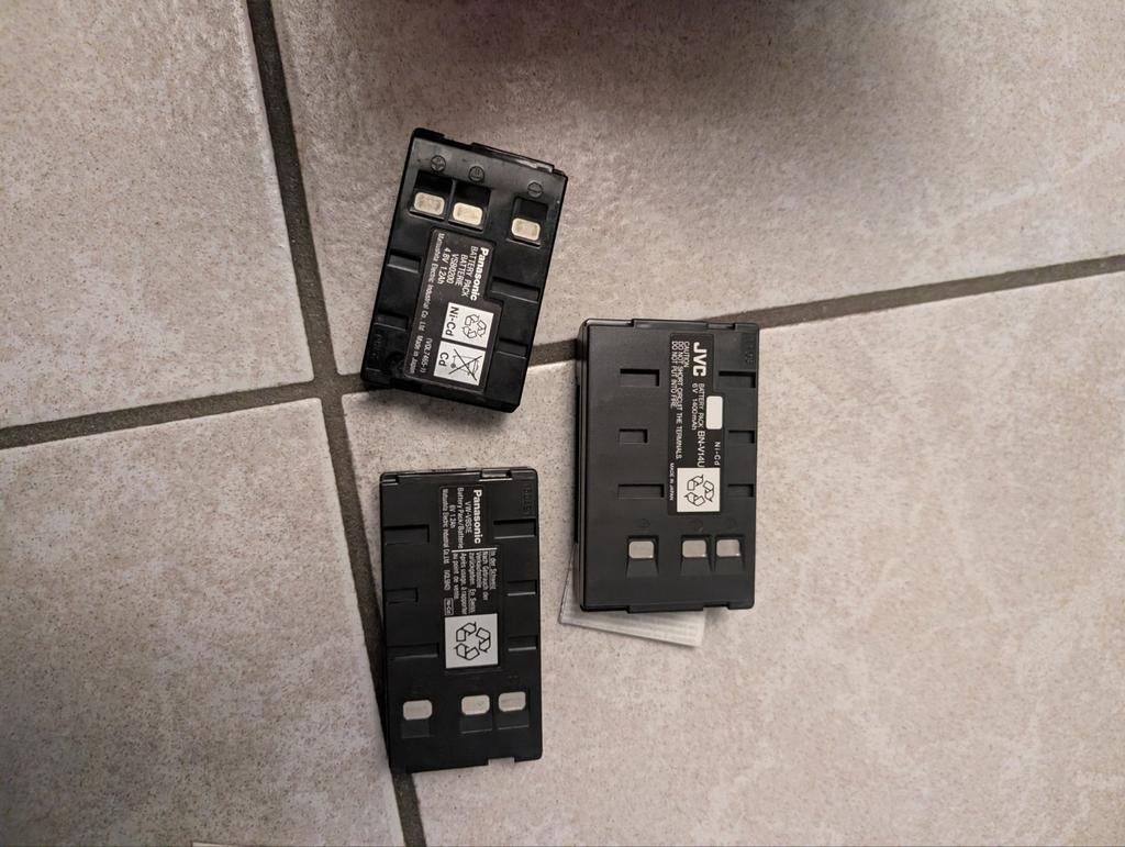BATTERIE JVC BN 14U + BATTERIE PANASONIC VW-VBS1E + VSBO200, Enlèvement ou Envoi
