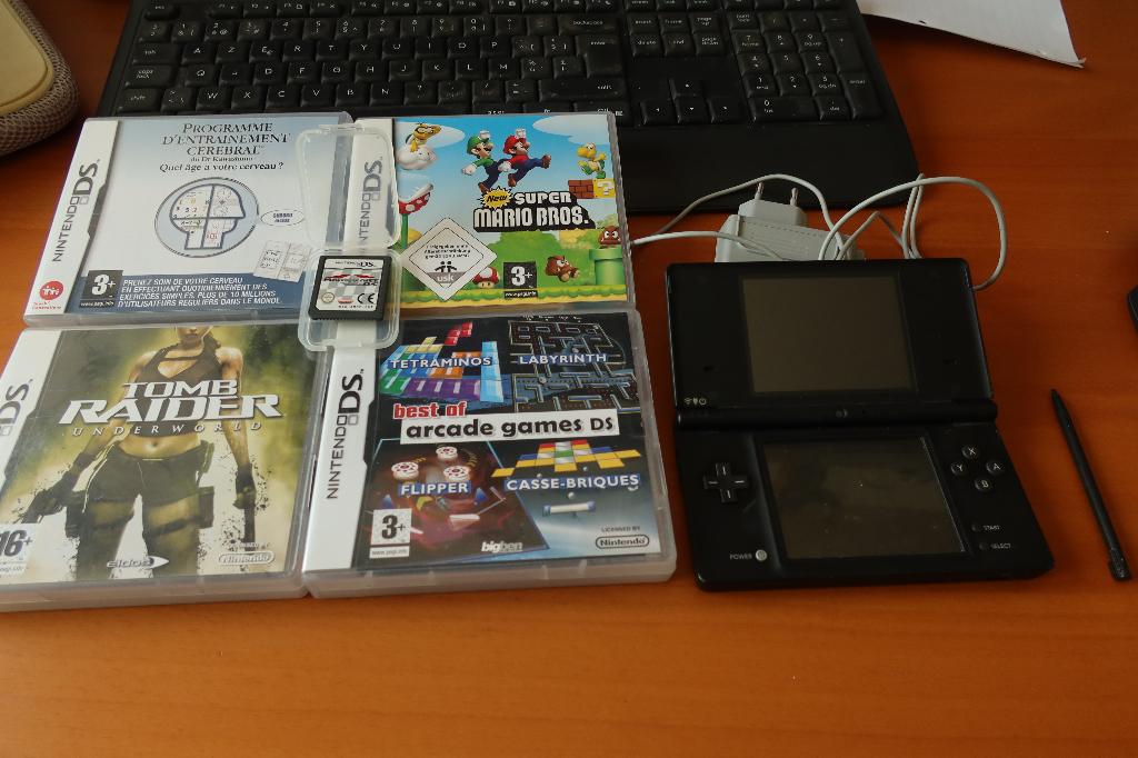 Nintendo DSi + 5 jeux, Consoles de jeu & Jeux vidéo, Consoles de jeu | Nintendo DS, Utilisé, Dsi, Noir, Avec jeux, Enlèvement