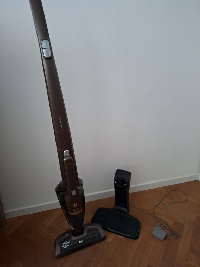 Aspirateur portatif et sans fil AEG, fonctionne parfaitement, Enlèvement, Aspirateur de table, AEG