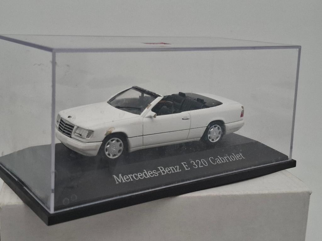 Mercedes E320 Herpa 1/43 avec peinture endommagée, Envoi, Comme neuf, Voiture, Autres marques