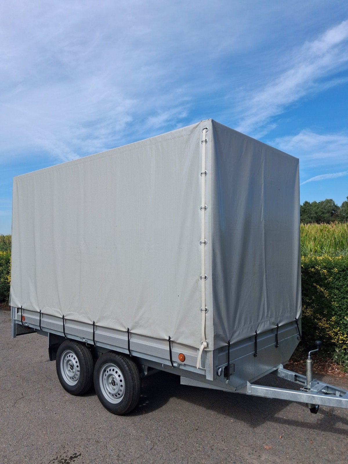 Remorque à double essieu DELJE — 750 kg — Plateau/Fermée