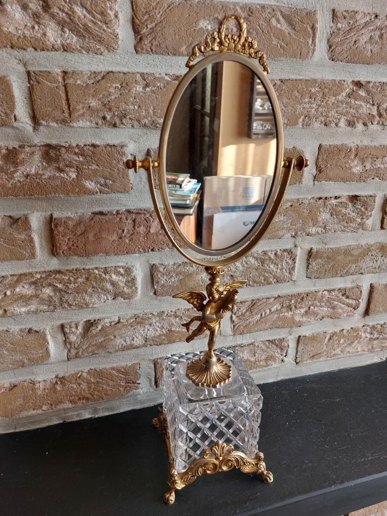 Spiegeltje op standaard, Enlèvement